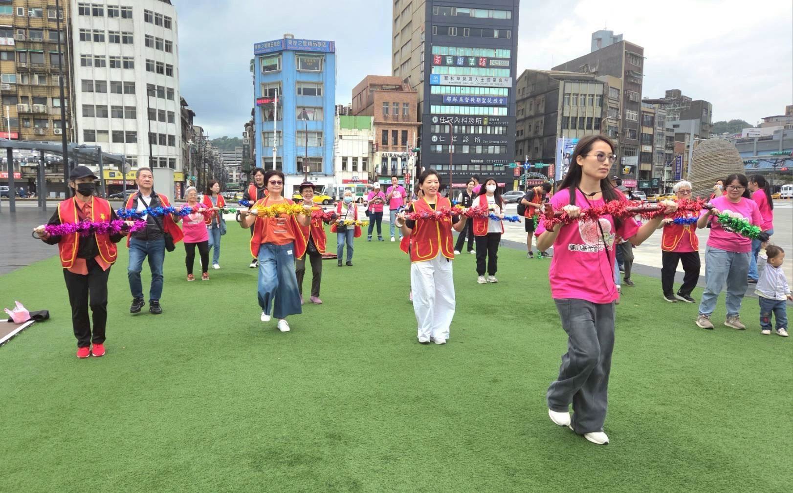 111位〝傘〞亮亮金條老幼生現身基隆國...