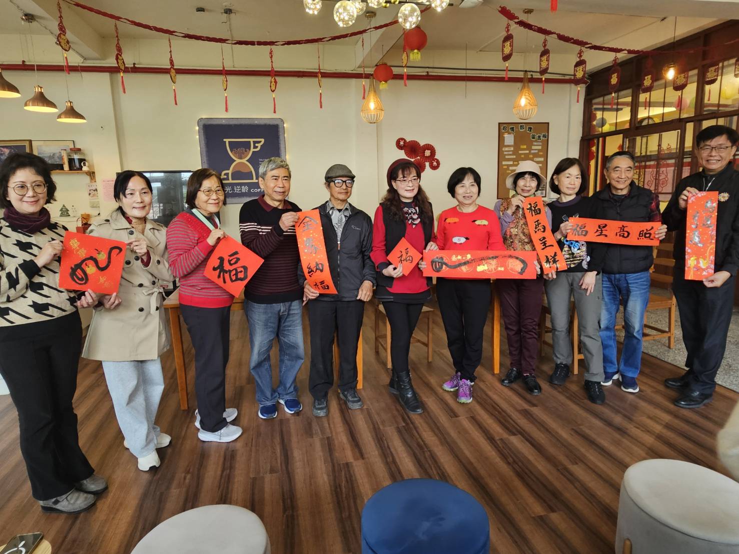 藝友雅集揮毫獻墨香 桃園榮家春聯滿滿年味