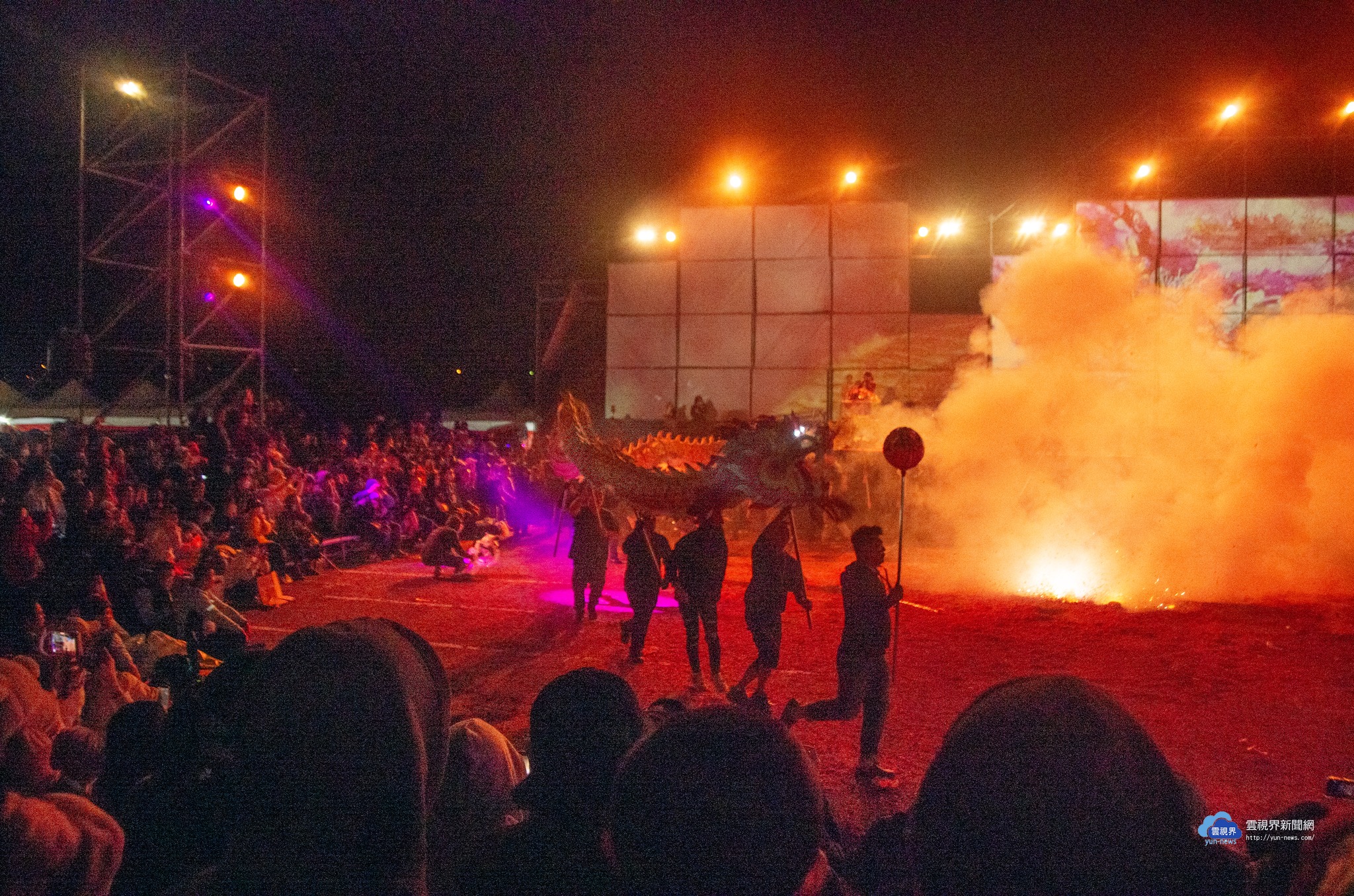 苗栗元宵火旁龍之夜 龍陣被鞭炮瘋狂炮炸
