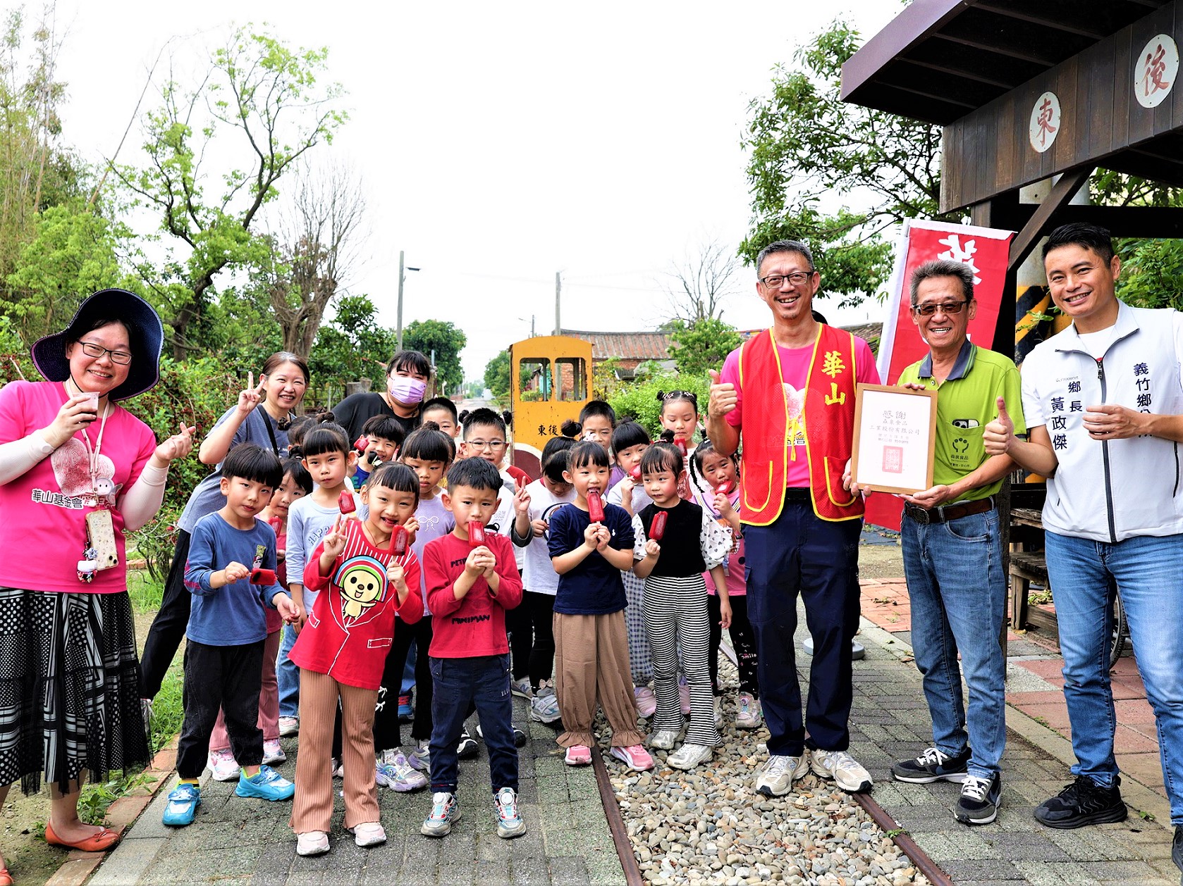 長者體驗採果樂　華山點亮孤老笑顏