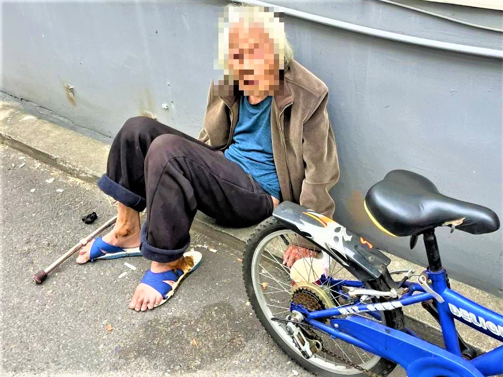 迷途坐路旁 長竹警助老翁返家