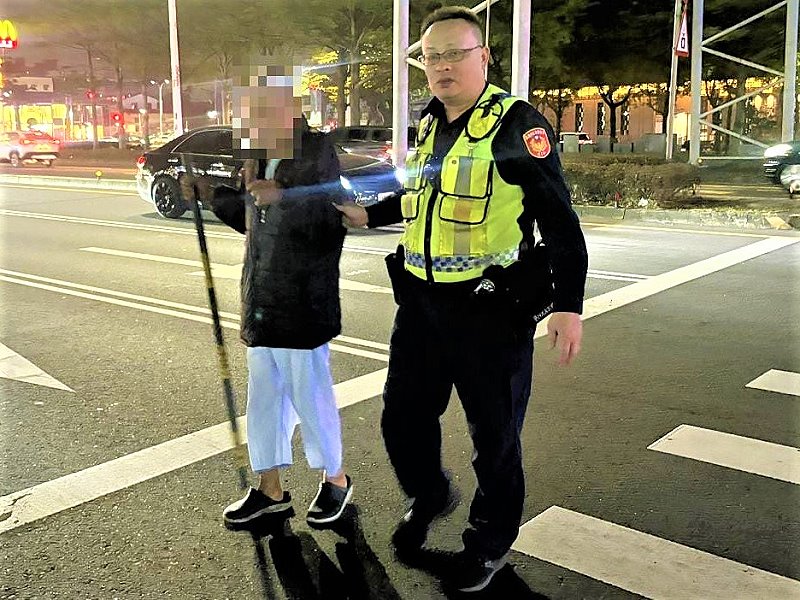 主動護送行動不便長者 後湖警展現為民服...
