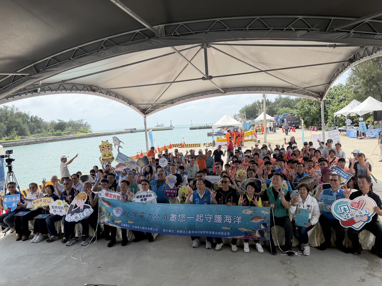 守護海洋25年 台電通霄放流30萬尾魚...