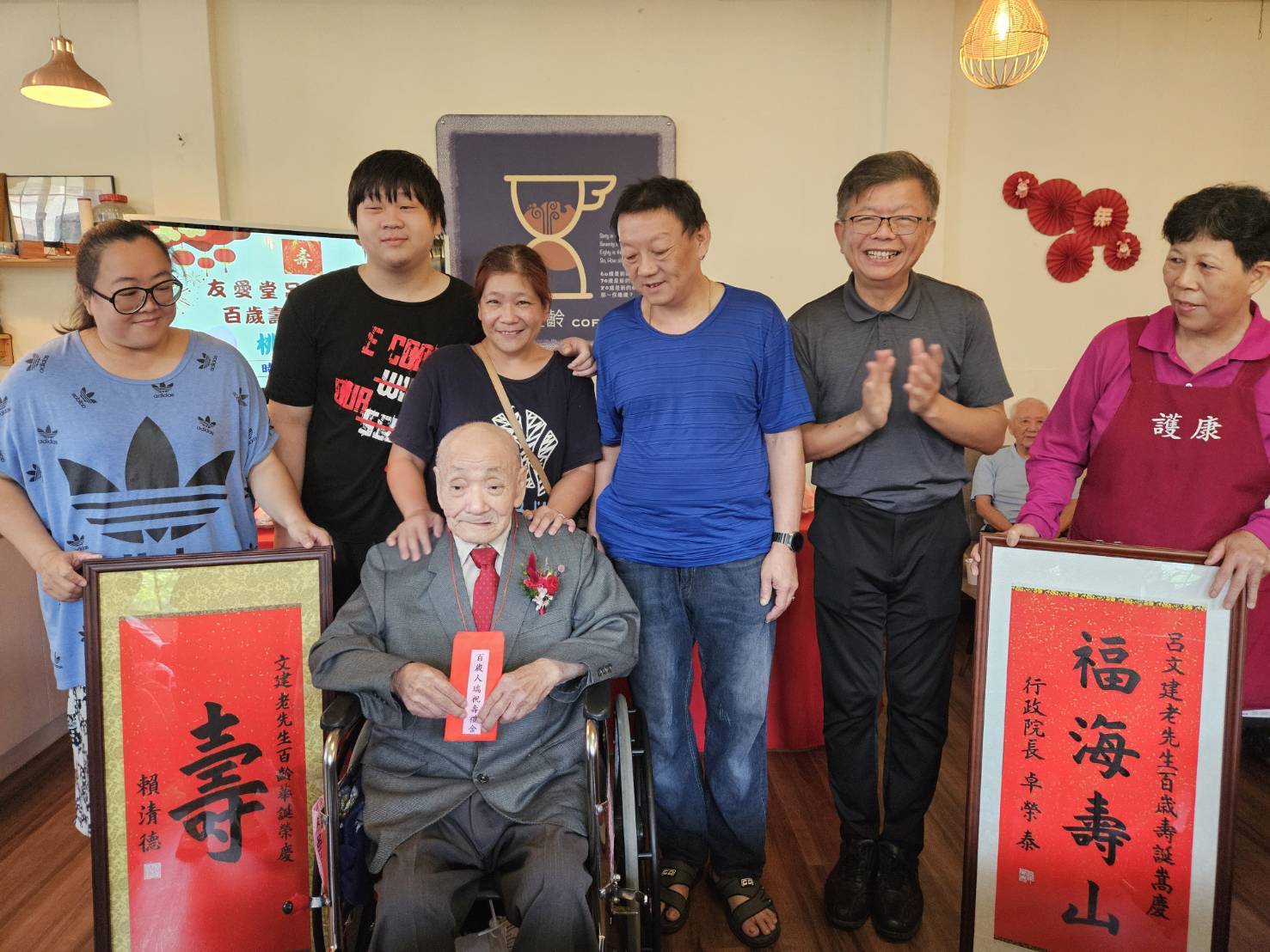 時光逆齡慶百歲 桃園榮家陪伴呂文建伯伯...