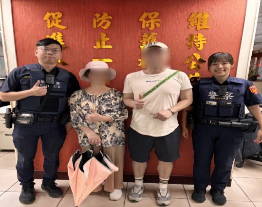 老婦獨自佇立街頭，大同警細心助返家團聚。